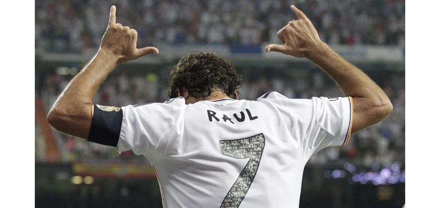 why ronaldo wore number 9 - presence of raul 