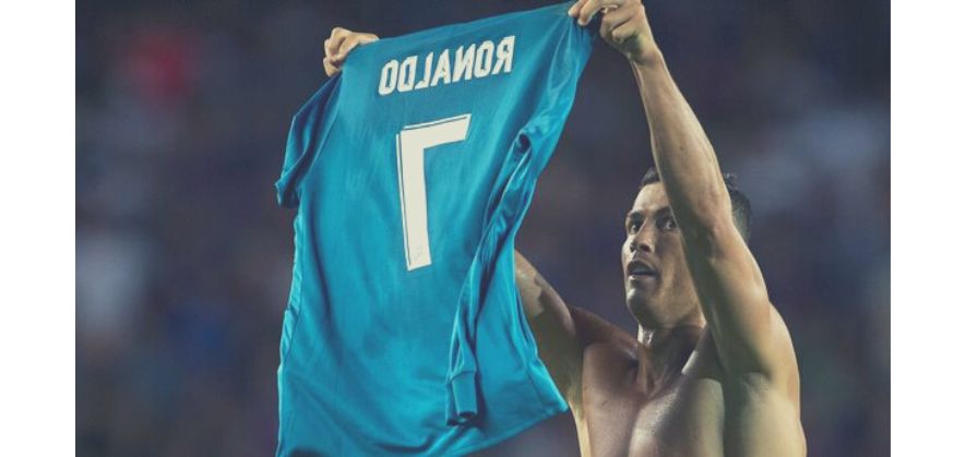 ronaldo emulating messi holding shirt celebration